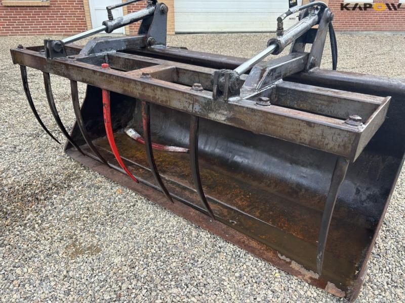 Surface bucket with Volvo hitch 15