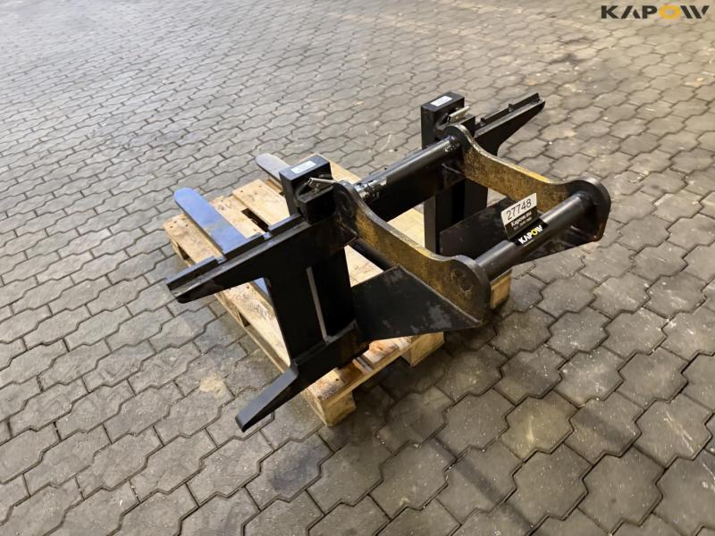 Pallet forks with Hydrema Hitch 7