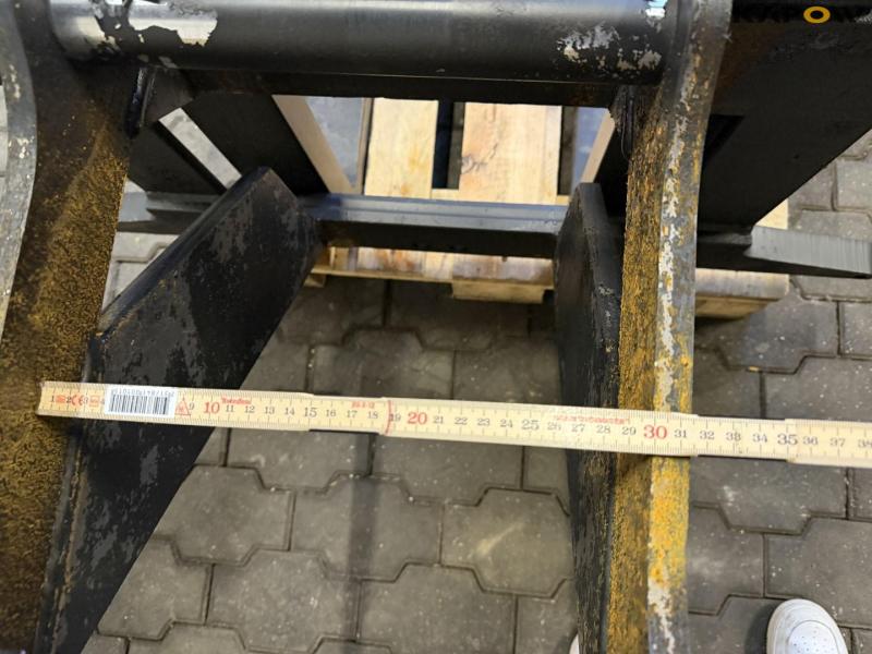 Pallet forks with Hydrema Hitch 10