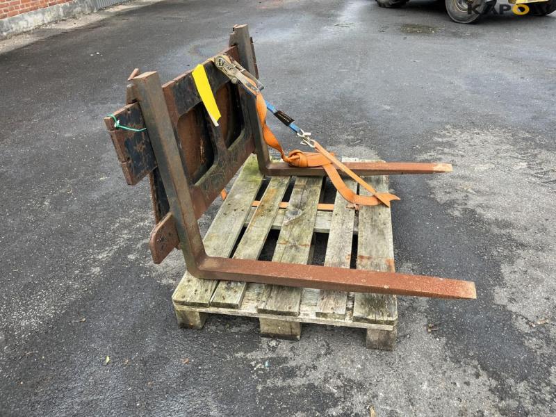Pallet forks with Avant hitch 4