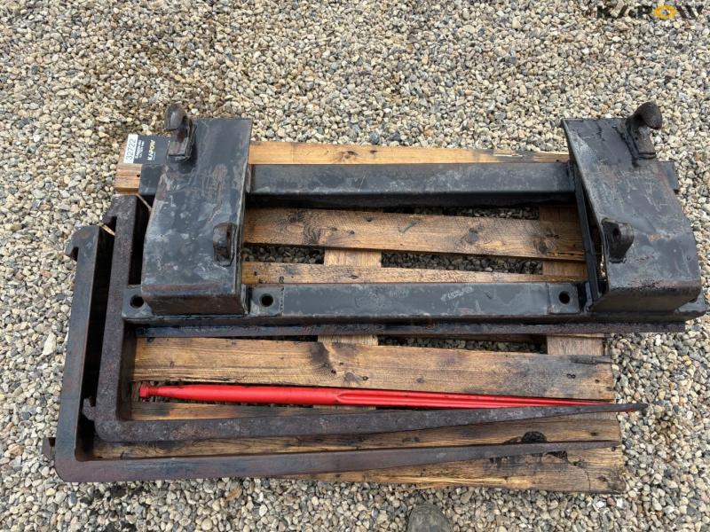 Pallet forks with euro hitch 9