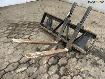 Pallet forks with Euro hitch