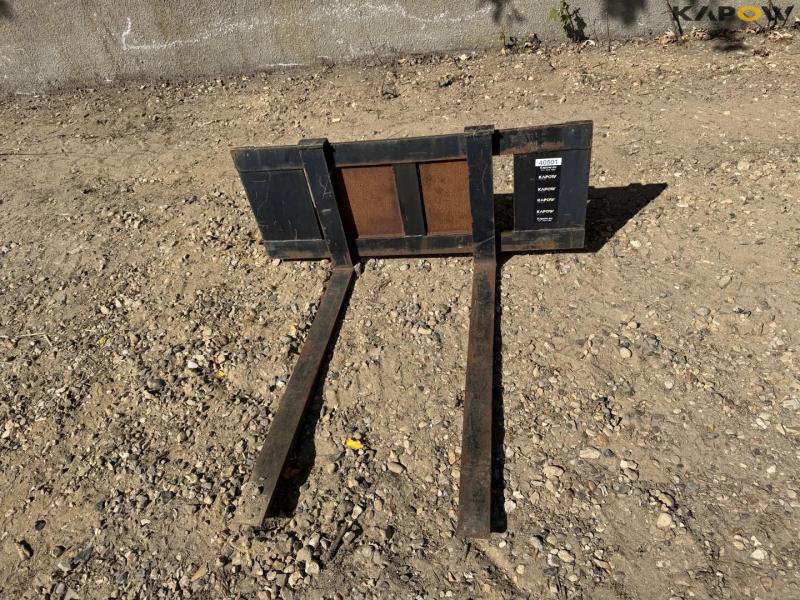 Pallet forks with Euro and Avant hitch 2