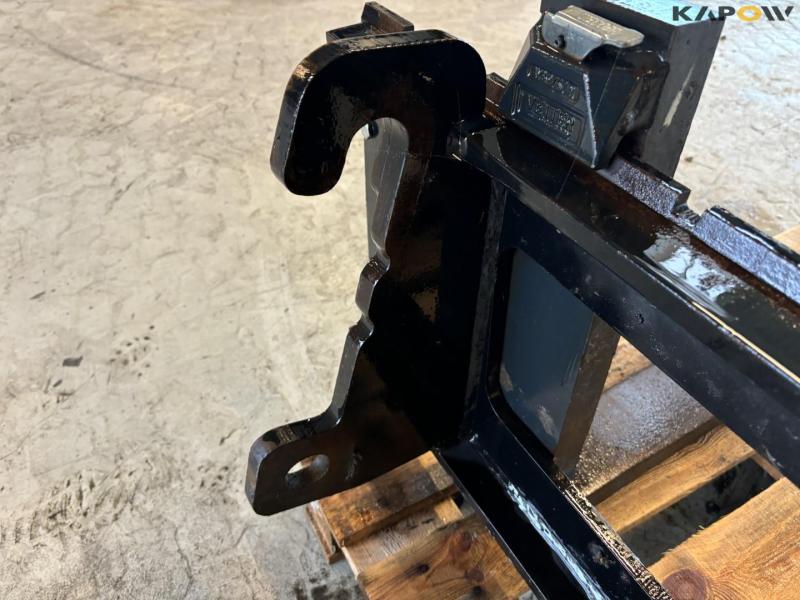 Pallet forks with giant hitch 10