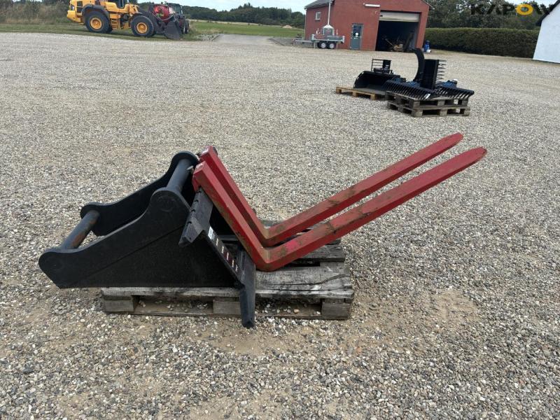 Pallet forks with excavator hitch 3