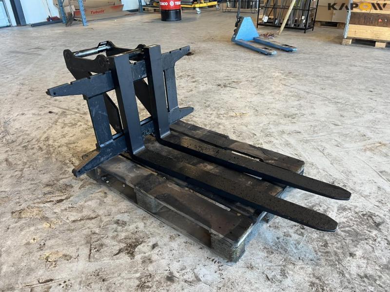 Pallet forks with Hydrema hitch 3