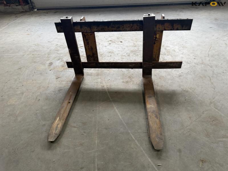 Pallet forks with Hydrema hitch 2