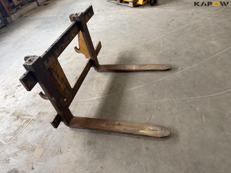Pallet forks with Hydrema hitch 4