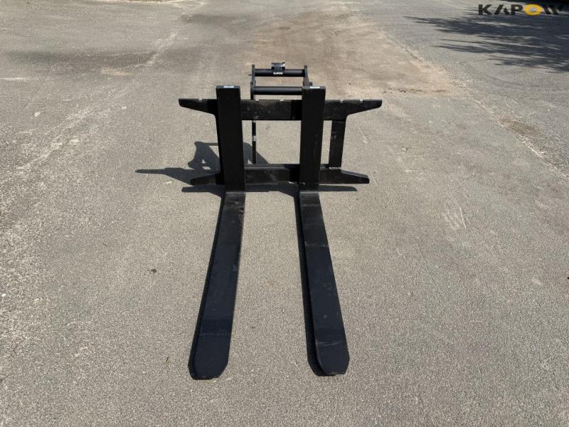 Pallet forks with Hydrema hitch 2