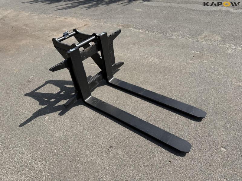 Pallet forks with Hydrema hitch 3