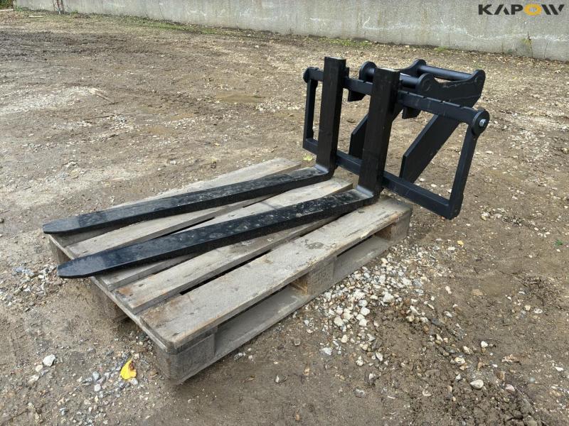 Pallet forks with Hydrema hitch 1