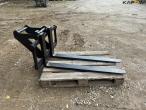 Pallet forks with Hydrema hitch 4