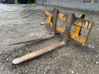 Pallet forks with Hydrema hitch