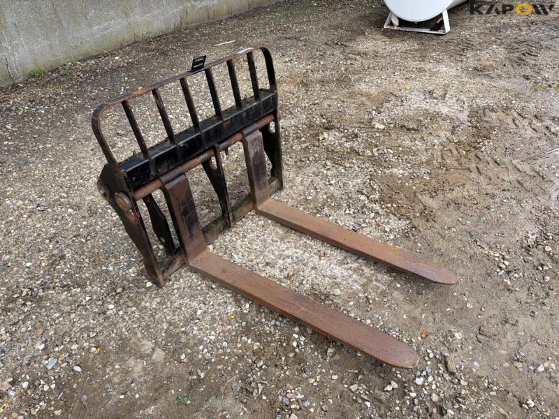 Pallet forks with Manitou hitch 3