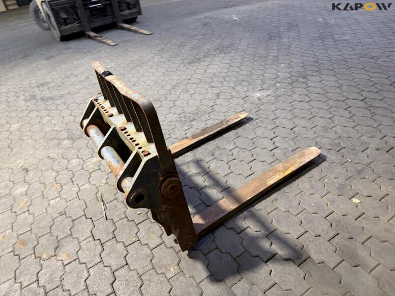 Pallet forks with Manitou hitch 5