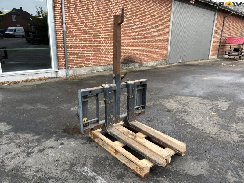 Pallet forks with sack lifts 3