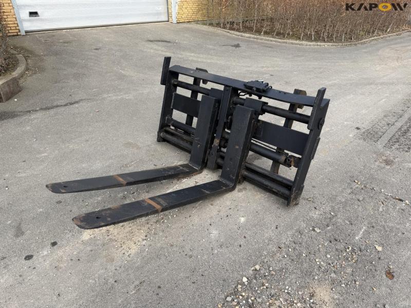 Pallet forks with side shift, Volvo hitch 1