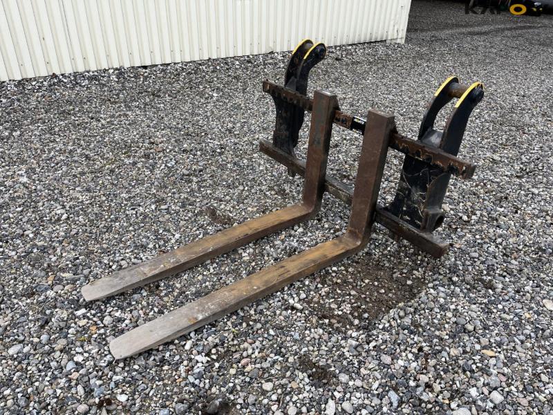 Pallet forks with Terex hitch 1
