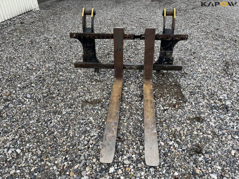 Pallet forks with Terex hitch 2