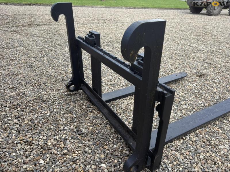 Pallet forks with Volvo hitch 14