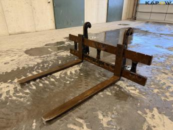 Pallet forks with Volvo Hitch