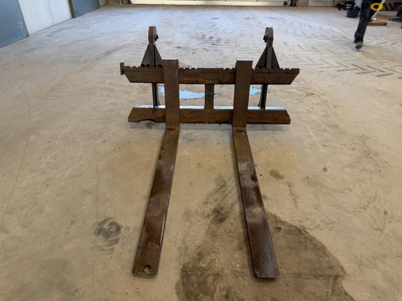Pallet forks with Volvo hitch 2