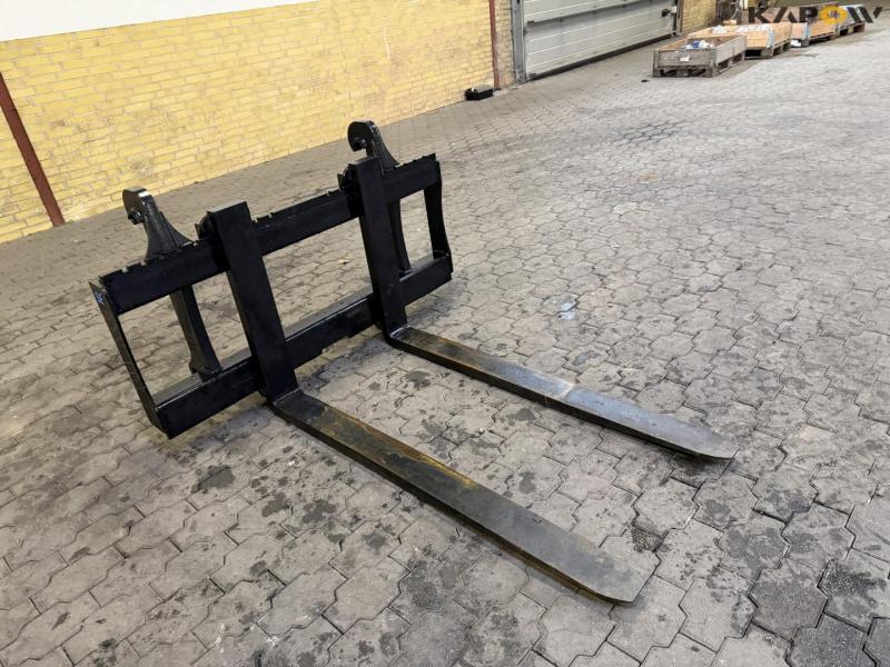 Pallet forks with Volvo hitch 3
