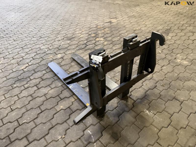 Pallet forks with Weidemann hitch 8