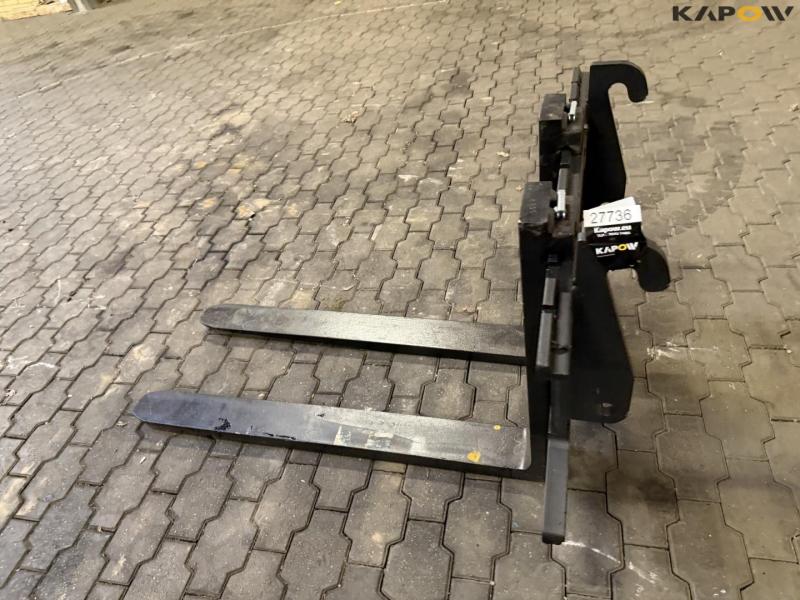 Pallet forks with Weidemann hitch 9