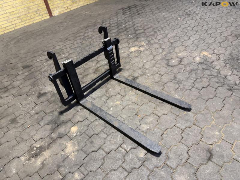 Pallet forks with Weidemann hitch 3