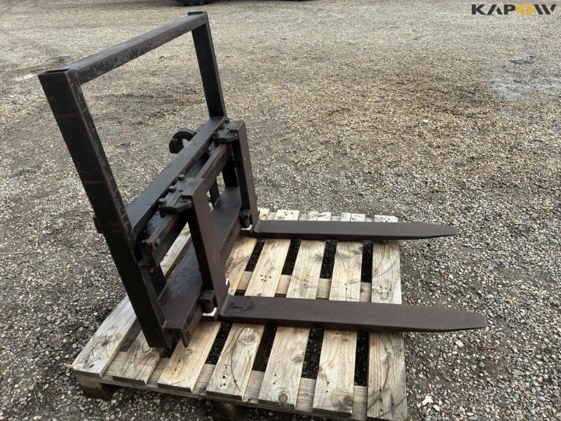 Pallet forks on heavy-duty frame 3