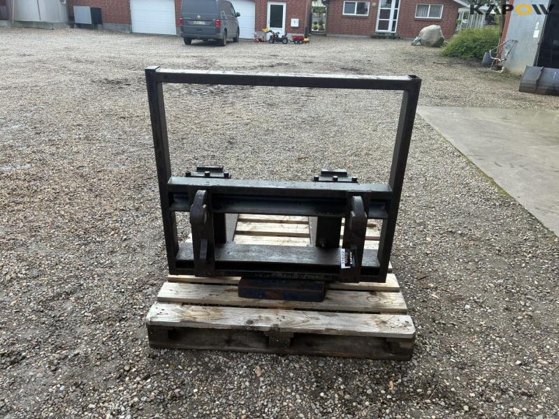 Pallet forks on heavy-duty frame 4