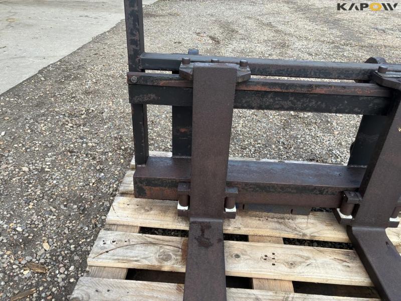 Pallet forks on heavy-duty frame 8