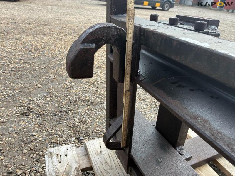 Pallet forks on heavy-duty frame 19