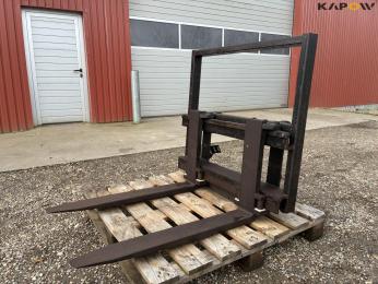 Pallet forks on heavy-duty frame
