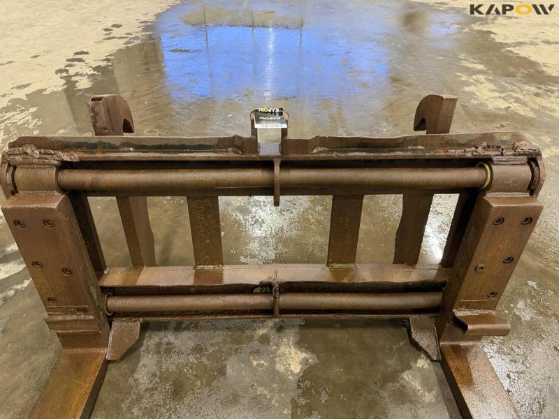 Pallet forks with Volvo hitch 11