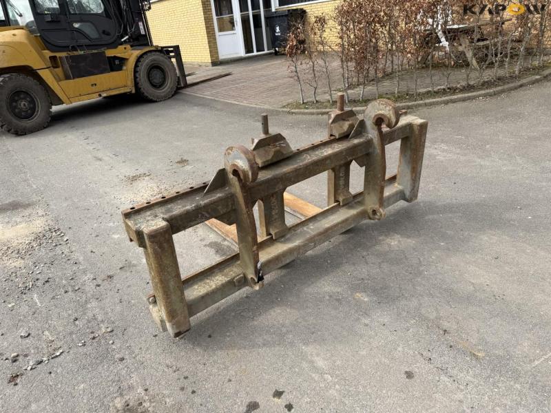 Pallet forks with Volvo hitch 7