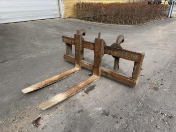 Pallet forks with Volvo hitch