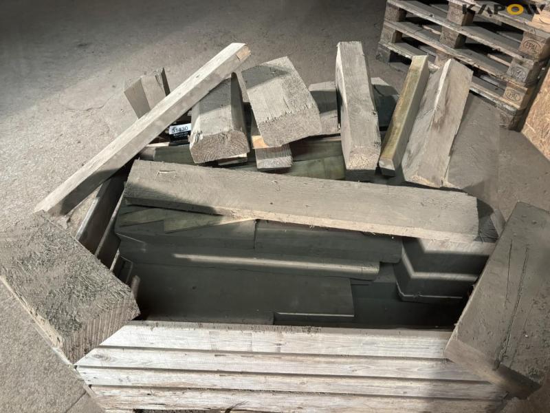 Pallet frame with wooden blocks 9