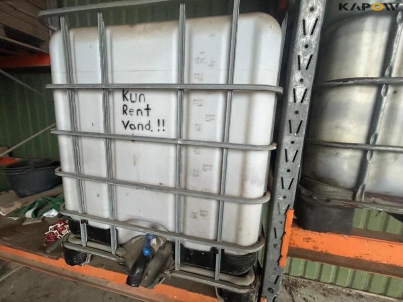 Pallet rack with contents 8