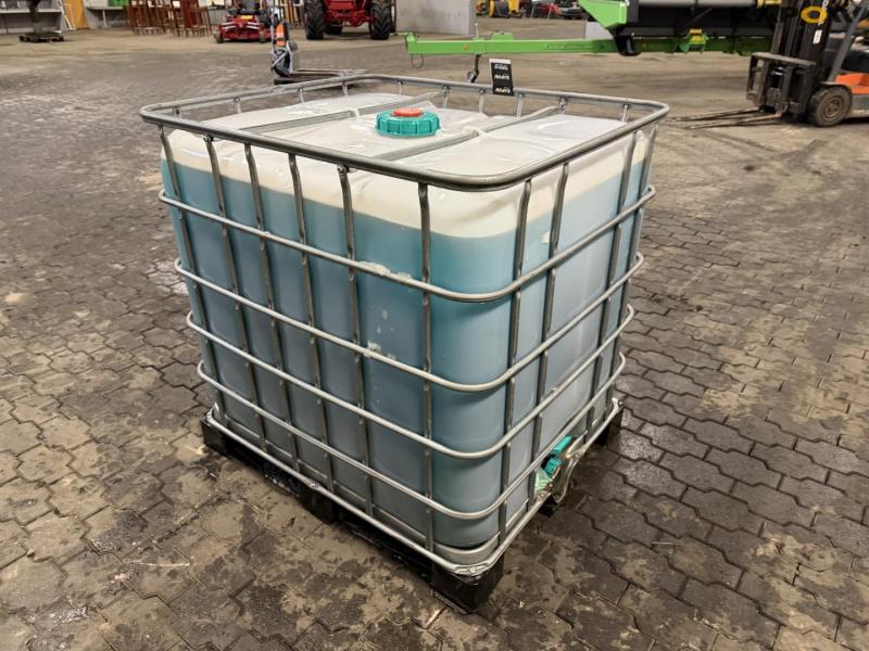 Pallet tank with washer fluid 5