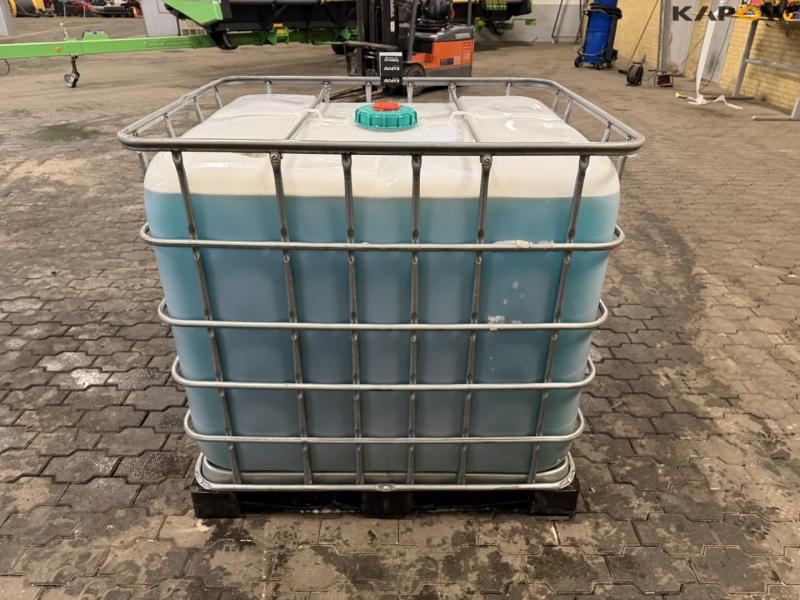 Pallet tank with washer fluid 6