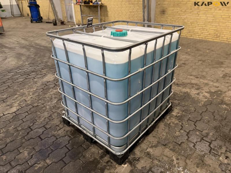 Pallet tank with washer fluid 7