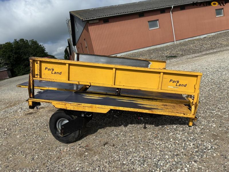 Parkland 325 bale collector 3