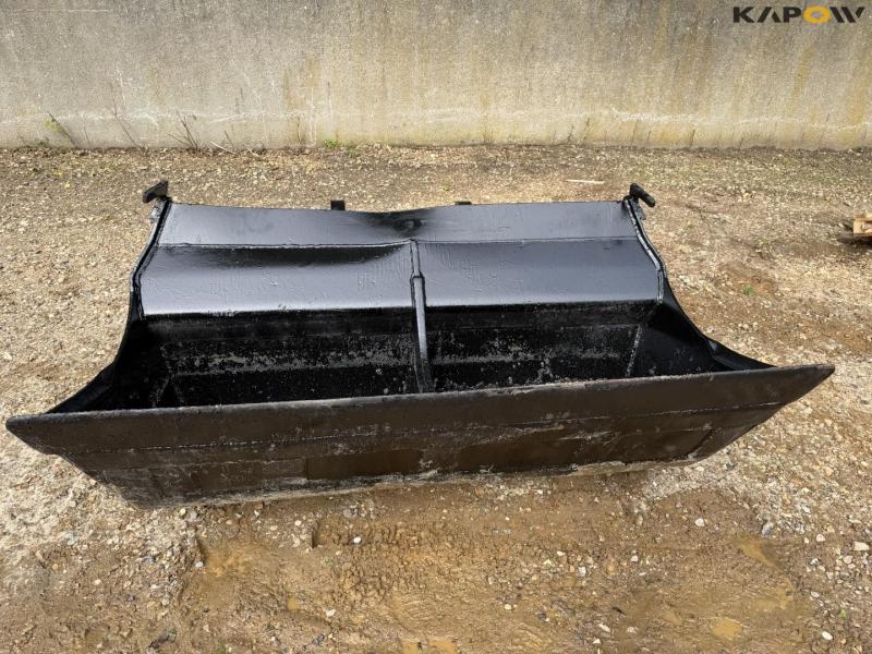 Grading bucket with Beco hitch 2