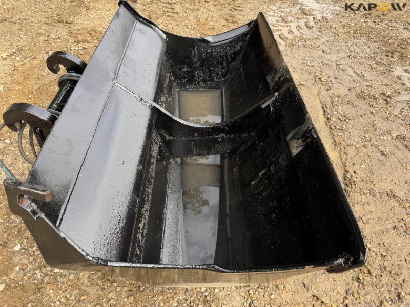 Grading bucket with Beco hitch 16