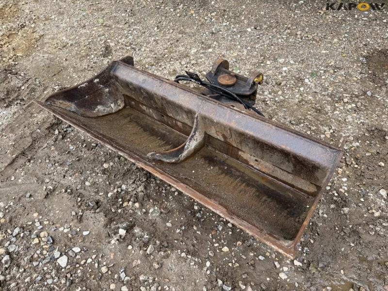 Grading bucket with Beco hitch 1