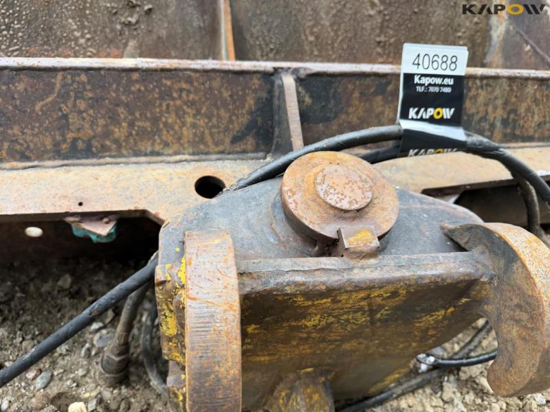 Grading bucket with Beco hitch 11