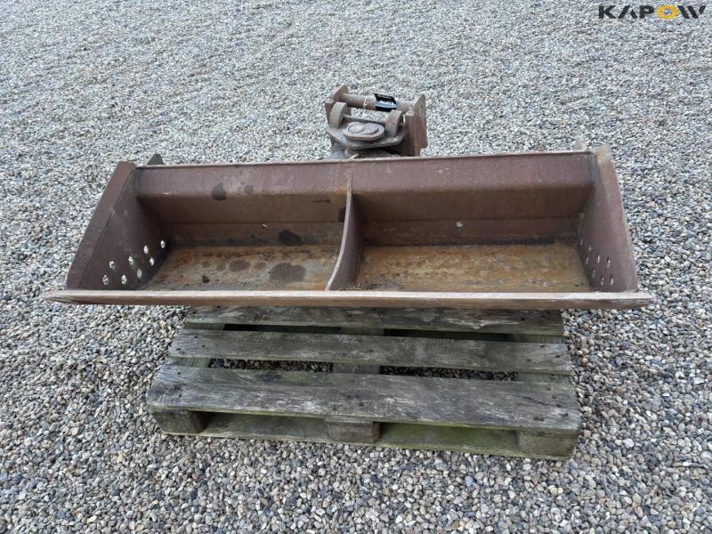 Grader bucket with Hydrema hitch 2