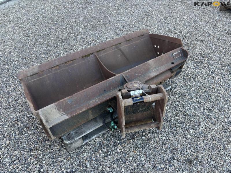 Grader bucket with Hydrema hitch 7